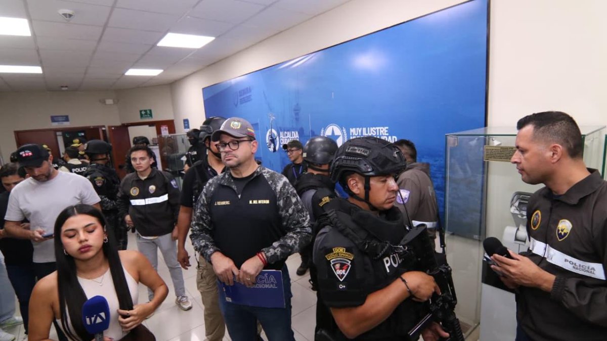 La Policía Nacional interviene en instalaciones de Segura EP, en Guayaquil, con el ministro John Reimberg (c) al frente.