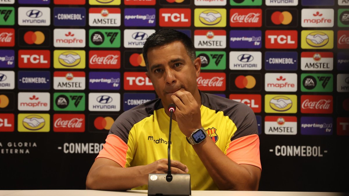 César Farías pasó del carnaval a la tensión antes del debut copero.