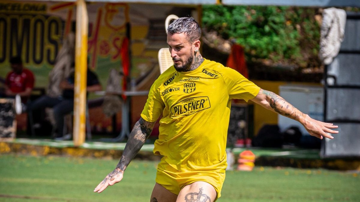 Darío Benedetto tuvo minutos ante Argentinos Jrs.