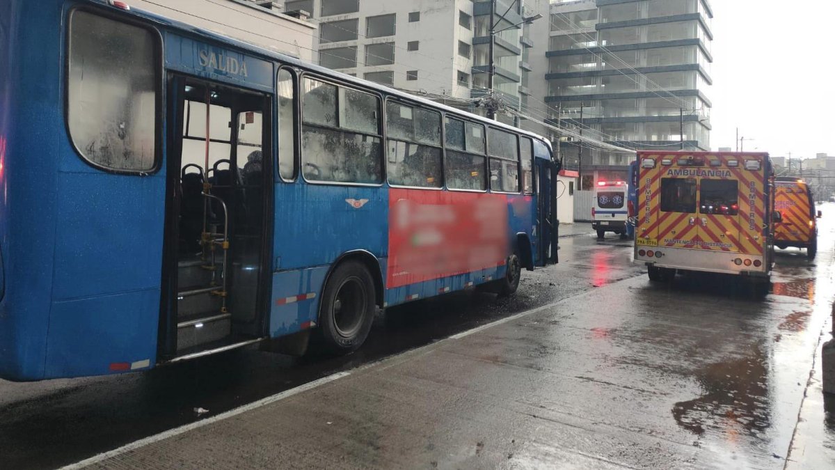 El percance ocurrió en la calle Manuel Larrea, cerca de la intersección con la calle Santiago, en el centro-norte de Quito.