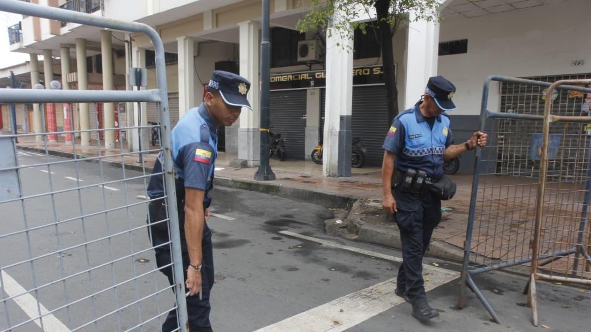 El Municipio de Guayaquil autorizó el ingreso controlado a residentes y comerciantes de los alrededores del edificio, mientras la zona continúa acordonada por seguridad.