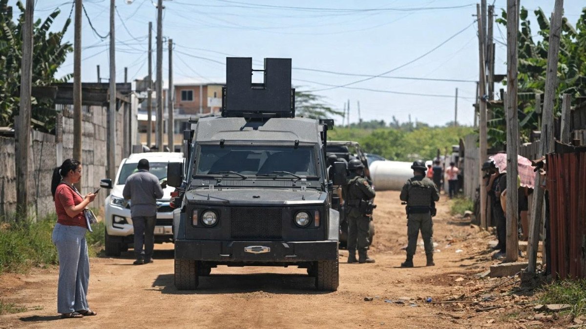 Un vehículo militar estuvo presente durante la reconstrucción del operativo en Colinas de Salinas.