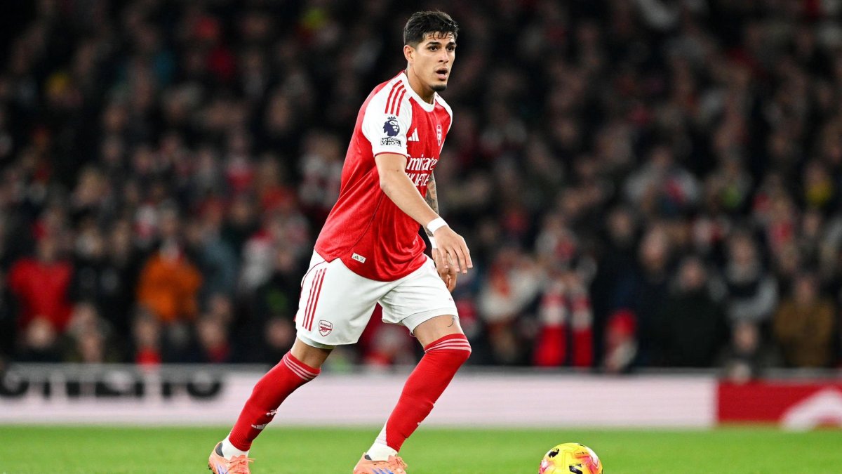 Piero Hincapié es titular en la defensa de Arsenal.