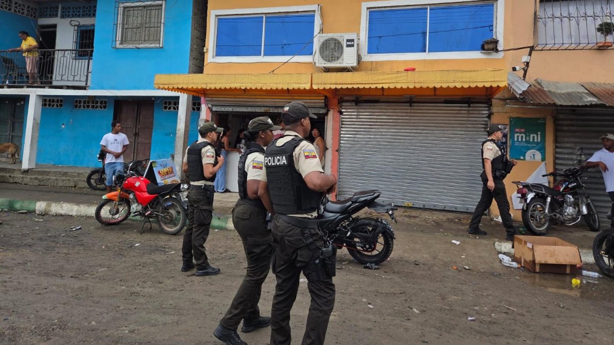 Agentes de la Policía Nacional realizan el levantamiento de indicios en el sector El Gallinero, centro de Esmeraldas, tras el ataque armado registrado la noche del 21 de febrero.