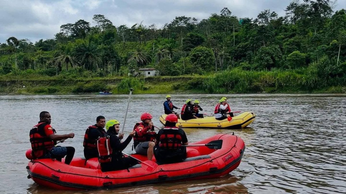 Rescatistas del Cuerpo de Bomberos de Quinindé realizan labores de búsqueda en el río Blanco, apoyados con botes inflables y equipos de seguridad.