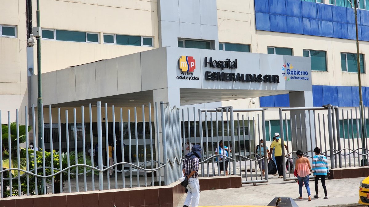 Fachada del Hospital Delfina Torres de Concha, donde ingresaron los dos jóvenes heridos tras el ataque armado registrado en el sector San Jorge Bajo.