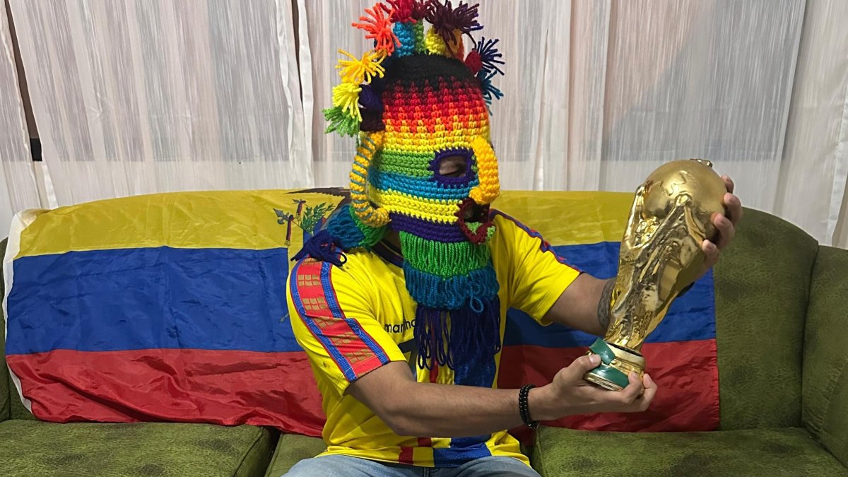 Briones habitúa alentar a la Tricolor usando una máscara del Diablo Huma y una réplica del trofeo mundialista.