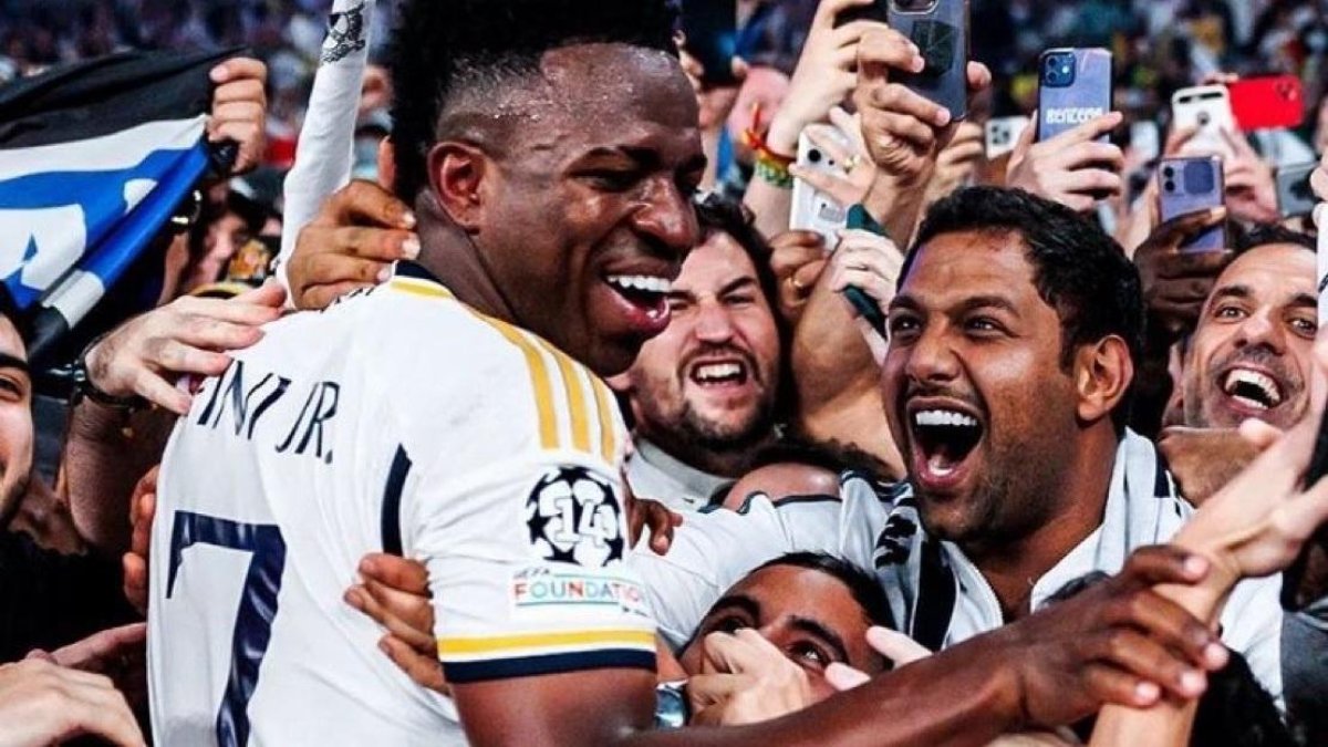 Vinicius anotó uno de los dos tantos con los que Real Madrid venció 2-1 al Benfica para clasificarse a octavos de final.