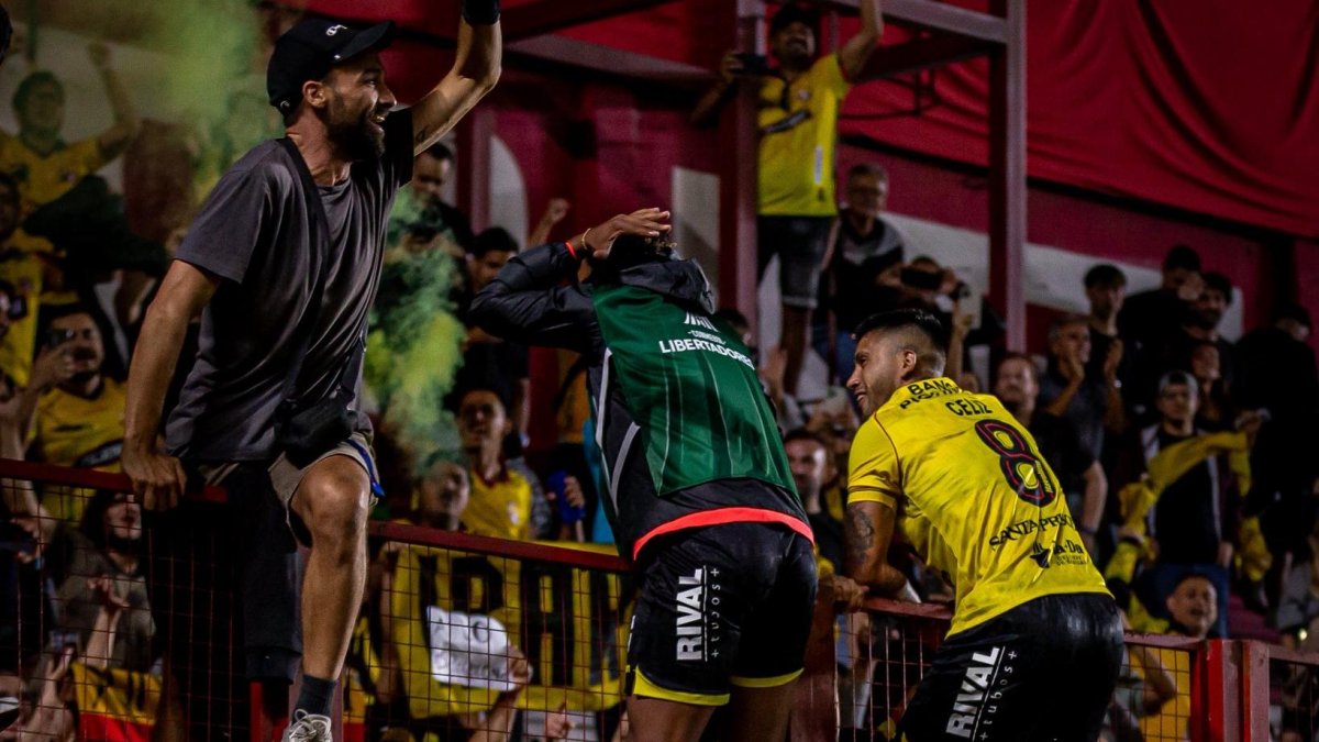 Céliz festejando con la hinchada de Barcelona SC en Buenos Aires.