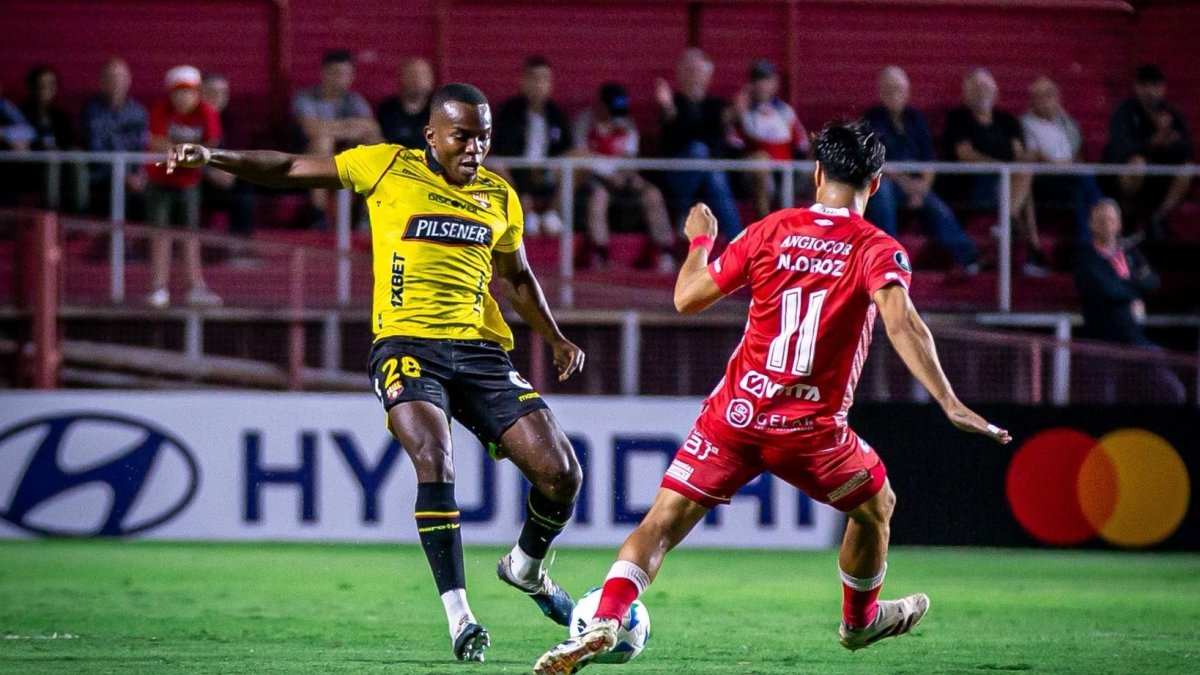 Jhonny Quiñónez fue la figura en el mediocampo de Barcelona SC ante Argentinos Juniors.