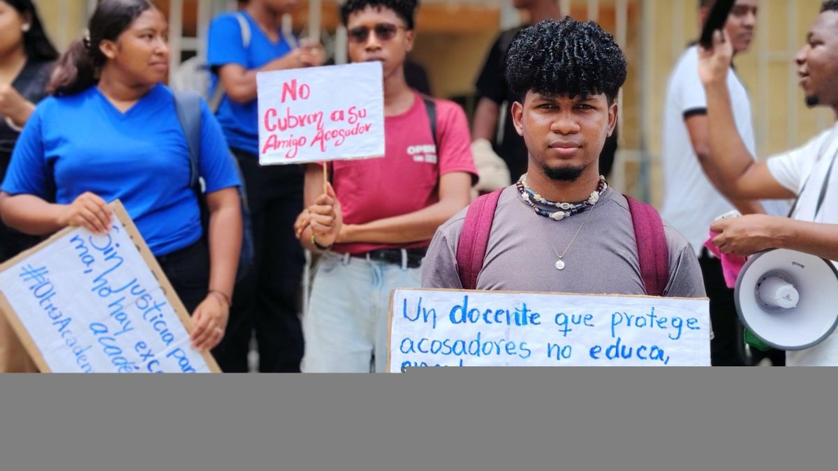 Una estudiante sostiene un cartel durante el plantón realizado en los exteriores de la Universidad Técnica Luis Vargas Torres.