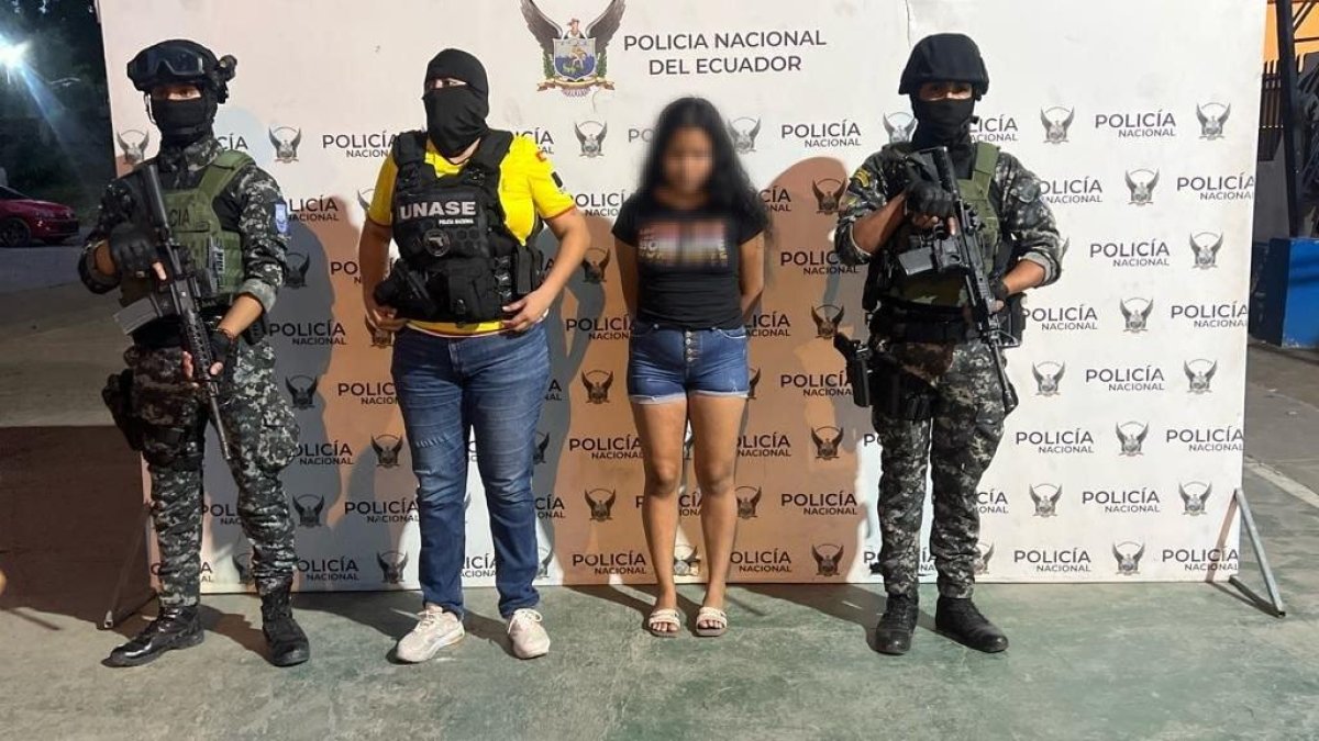 Agentes de la Policía Nacional y de la Unidad Antisecuestros (UNASE) presentan a una de las mujeres aprehendidas por presunta extorsión digital en Esmeraldas