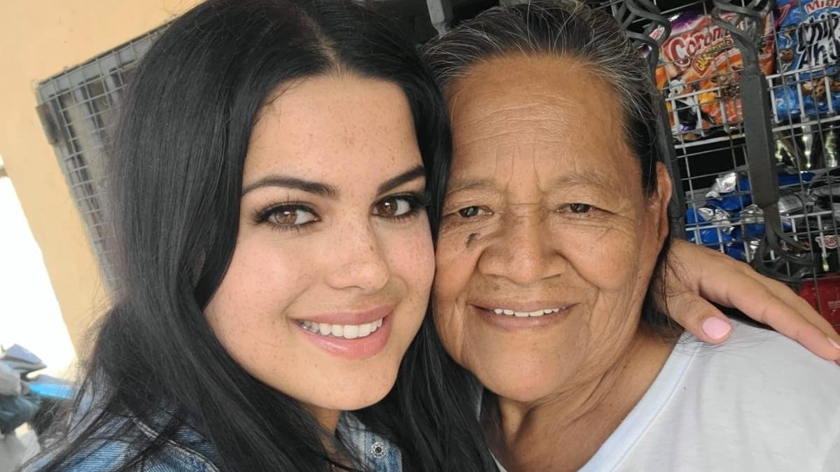 La creadora de contenido Alebamaaa (izquierda) y doña María Delia se juntaron para dar vida a ‘La abuelita de la tienda’.