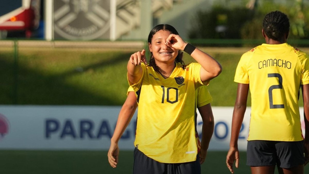 Mary Guerra de Ecuador celebra uno de sus tres goles ante Paraguay.