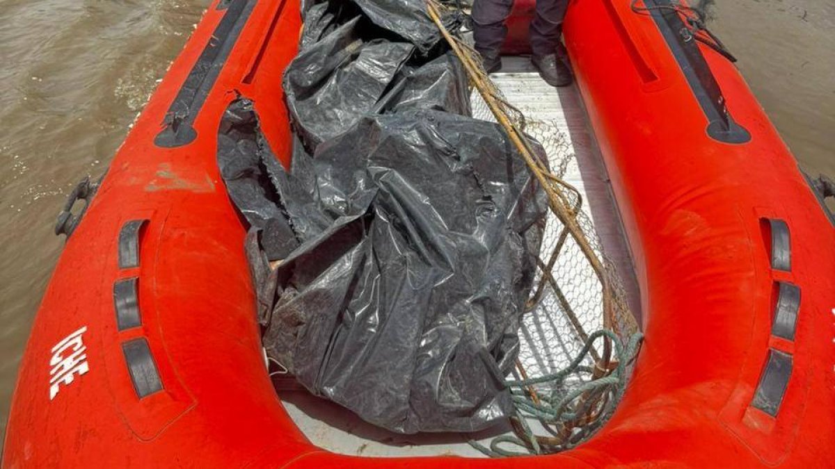 Bomberos de Quinindé recuperan un cuerpo en el río Esmeraldas, a la altura de Majua, durante un operativo con apoyo policial y presencia ciudadana.