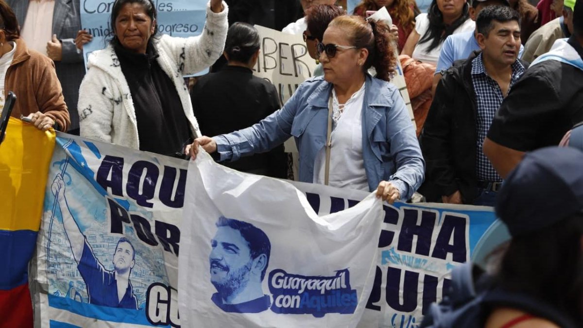 Simpatizantes de Aquiles Álvarez en Quito, mientras avanzaba audiencia en el Complejo Judicial Norte.