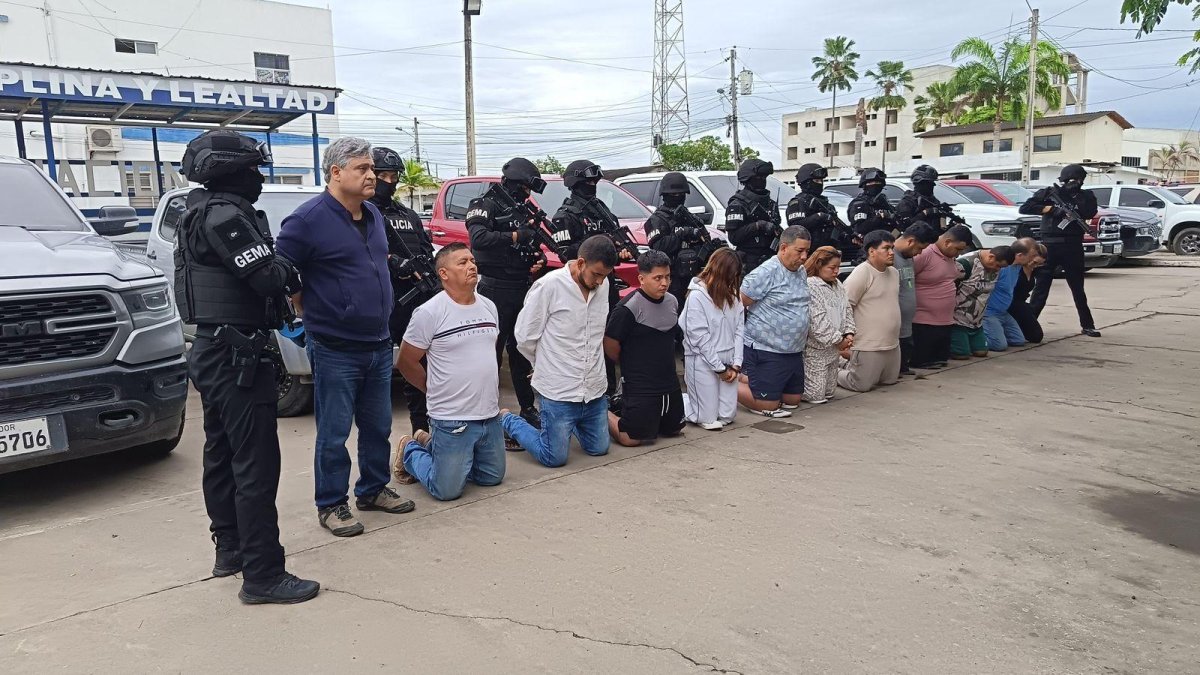 El exasambleísta (de pie), es uno de las 13 personas aprehendidas en el operativo realizado en tres provincias.