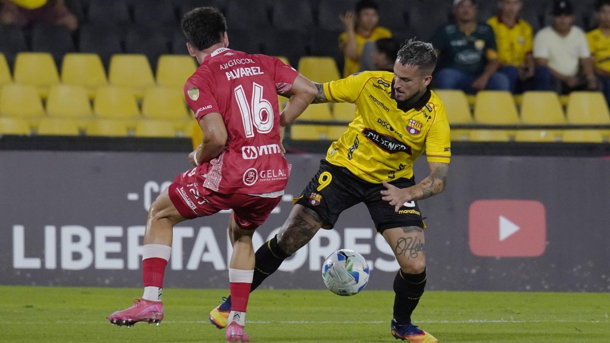 Darío Benedetto (d) delantero del Barcelona SC, en acción ante Argentinos Juniors.