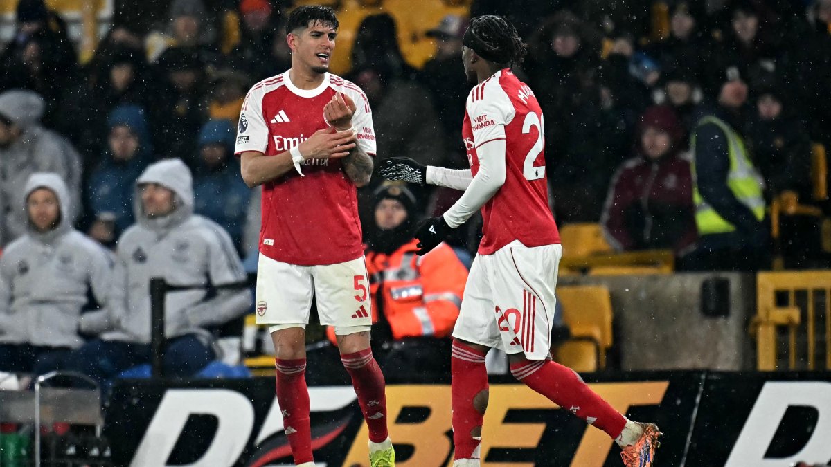 El jugador ecuatoriano Piero Hincapié (i) es titular en la defensa de Arsenal.