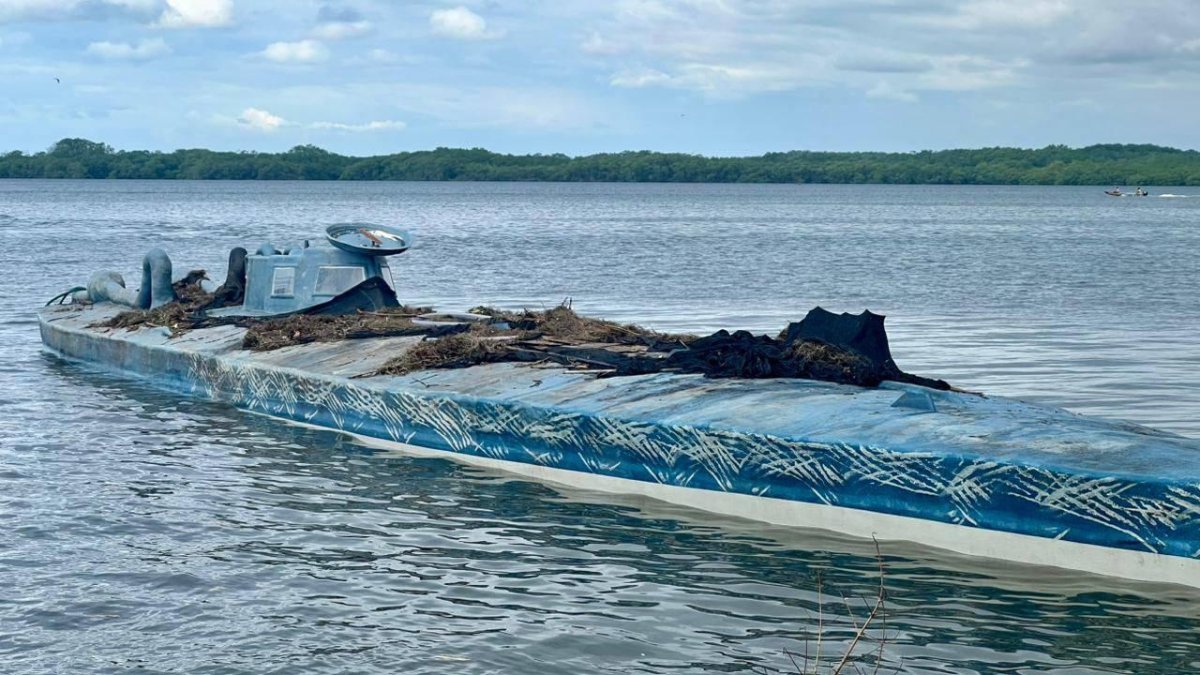 Semisumergible incautado por la Armada del Ecuador en el canal El Pindal, dentro de la Reserva Cayapas–Mataje, durante un operativo contra el narcotráfico.