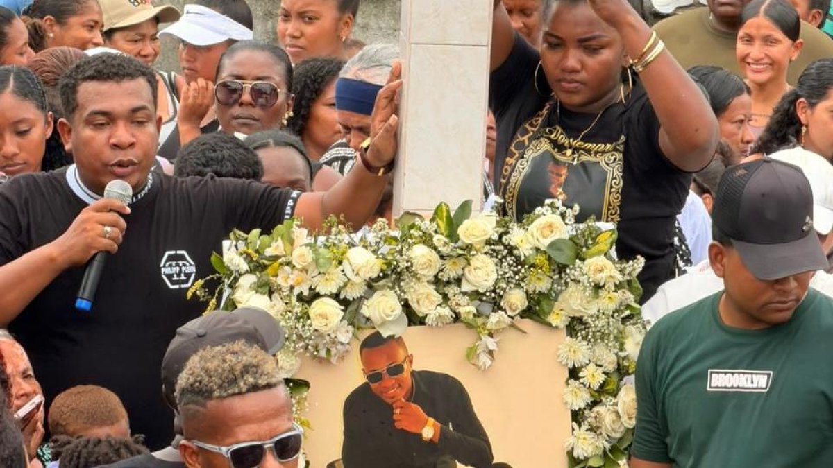 Multitud de vecinos y amigos se congregaron en Lagarto para rendir homenaje a Fulton Gabino Flores Solís, “Viejo Lango”, en una emotiva despedida marcada por música y lágrimas.