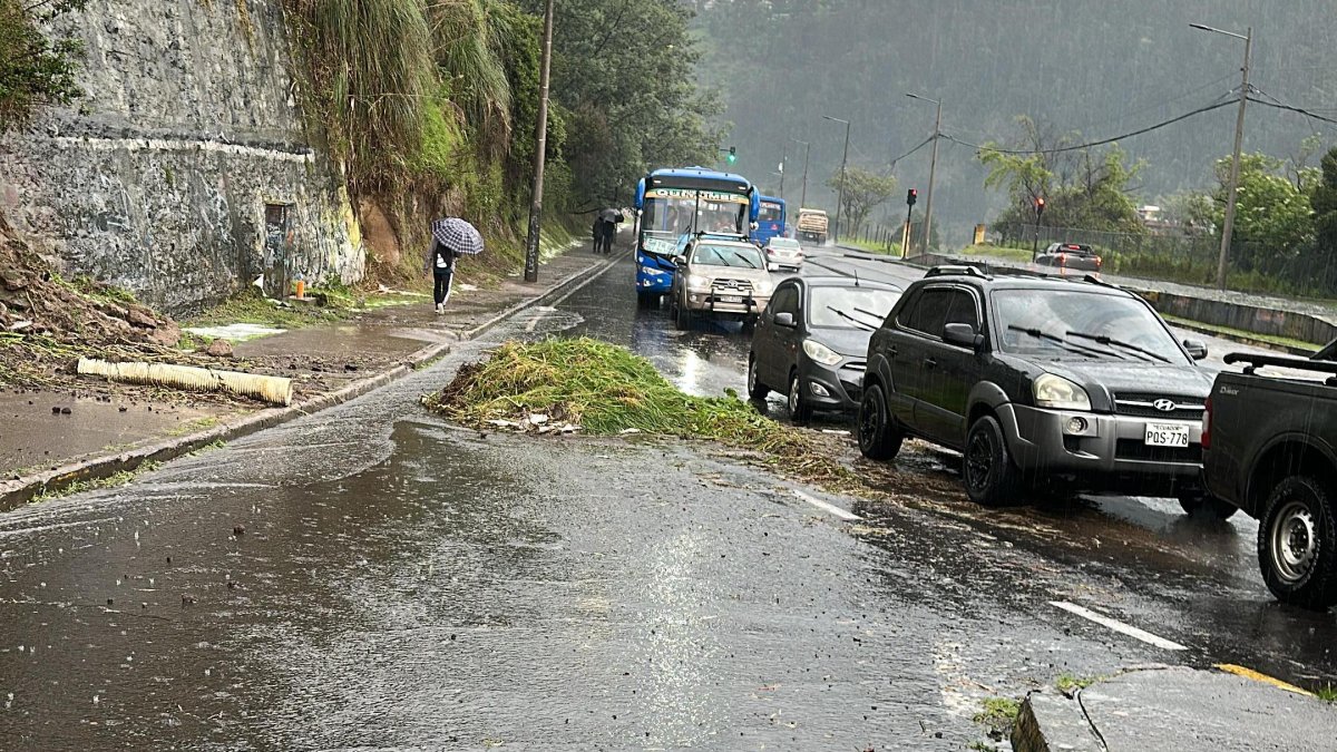 Cierres viales por lluvias en Quito.