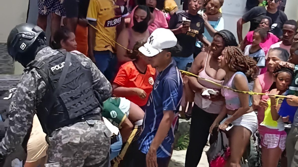 Vecinos y familiares se aglomeraron en la calle Zamora, mientras la Policía acordonaba el área del crimen y levantaba indicios sobre el asesinato del adolescente.