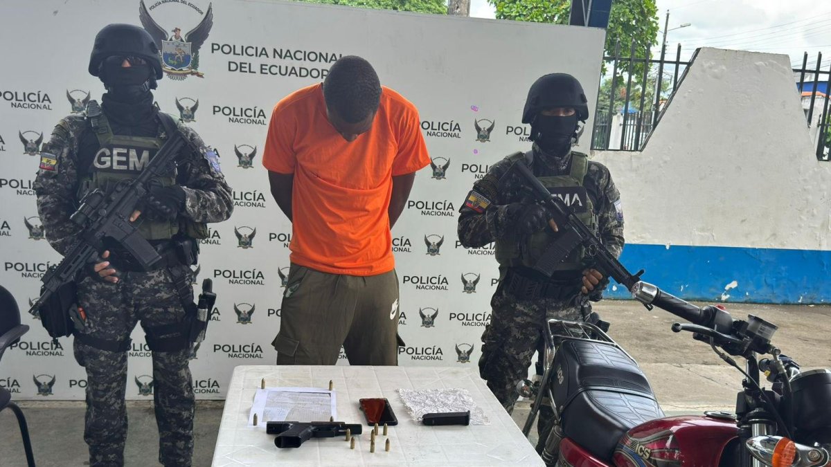 La Policía Nacional del Ecuador presentó la aprehensión en flagrancia de un ciudadano en Borbón, Esmeraldas, junto con las evidencias incautadas.