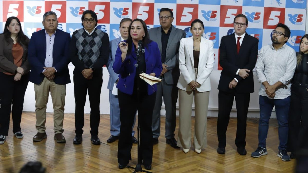 Gabriela Rivadeneira lideró la rueda de prensa con sus coidearios.