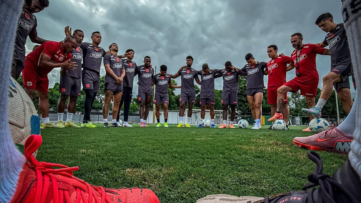 La plantilla de Barcelona SC durante su primera práctica en suelo brasileño previo al partido ante Botafogo.