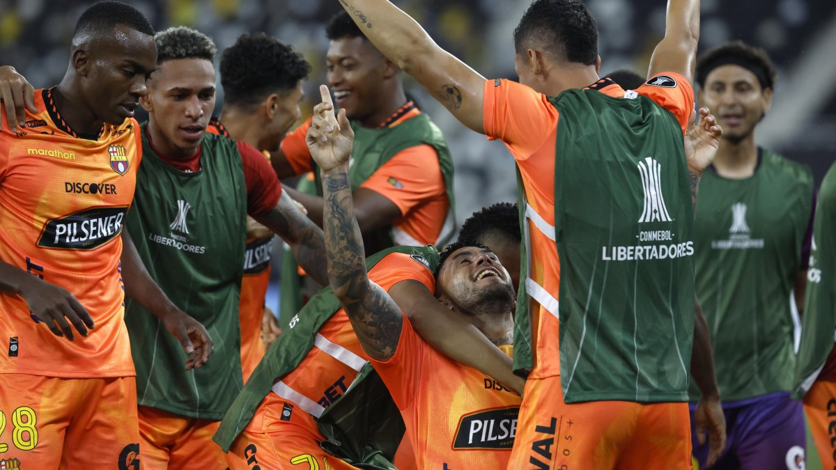 Jugadores de Barcelona SC celebran el gol de Milton Celiz.