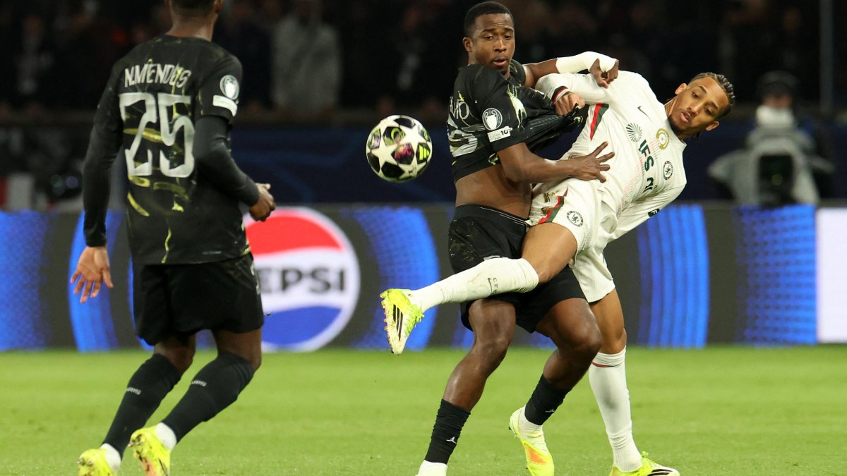 Pacho (i) contuvo con su marca personal al delantero Joao Pedro.