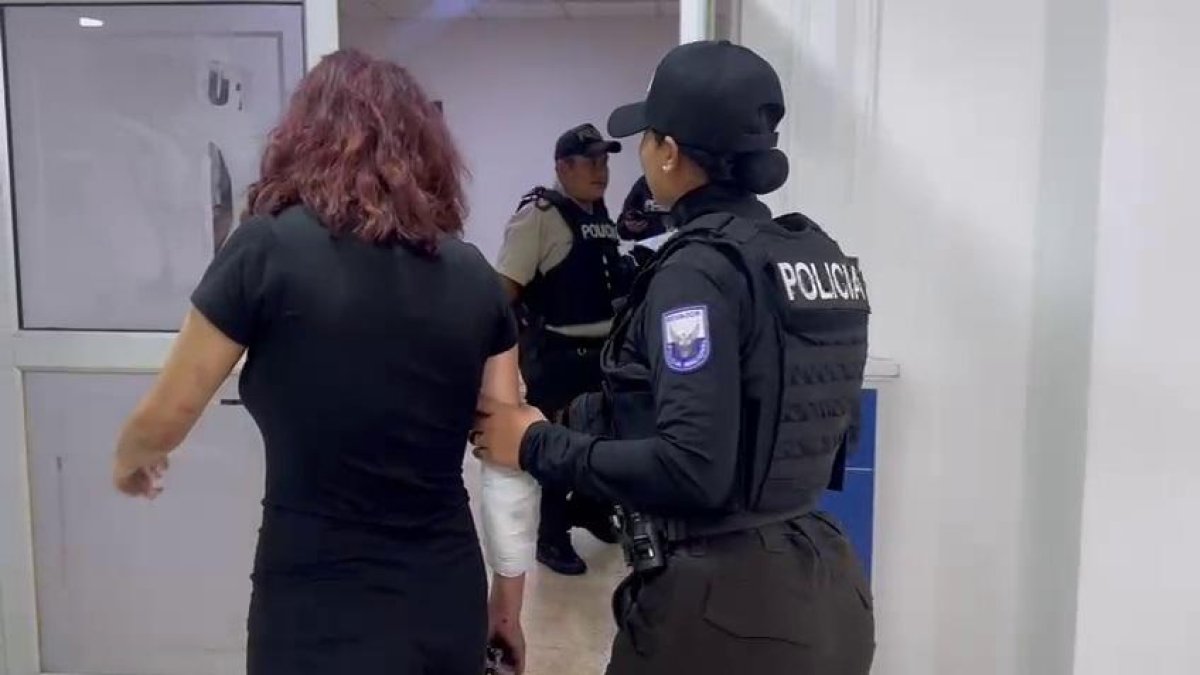 La menor fue retenida y luego llevada a recibir atención médica.