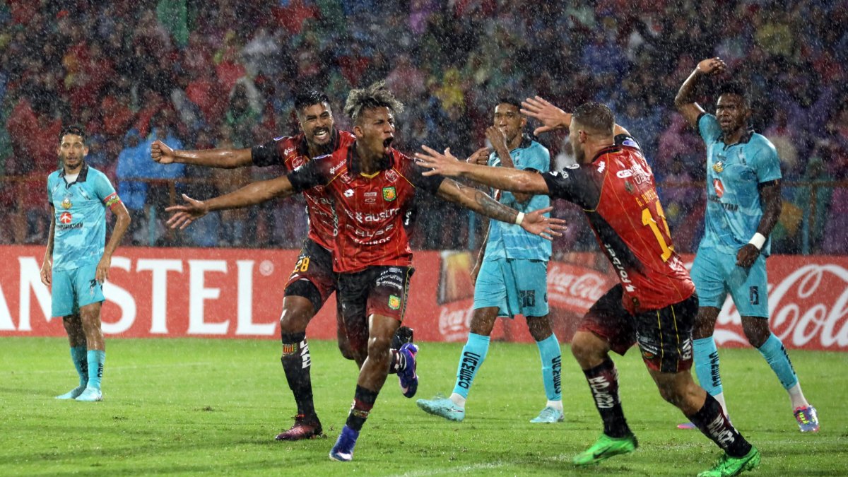 Deportivo Cuenca busca meterse en la pelea por el liderato de LigaPro 2026.