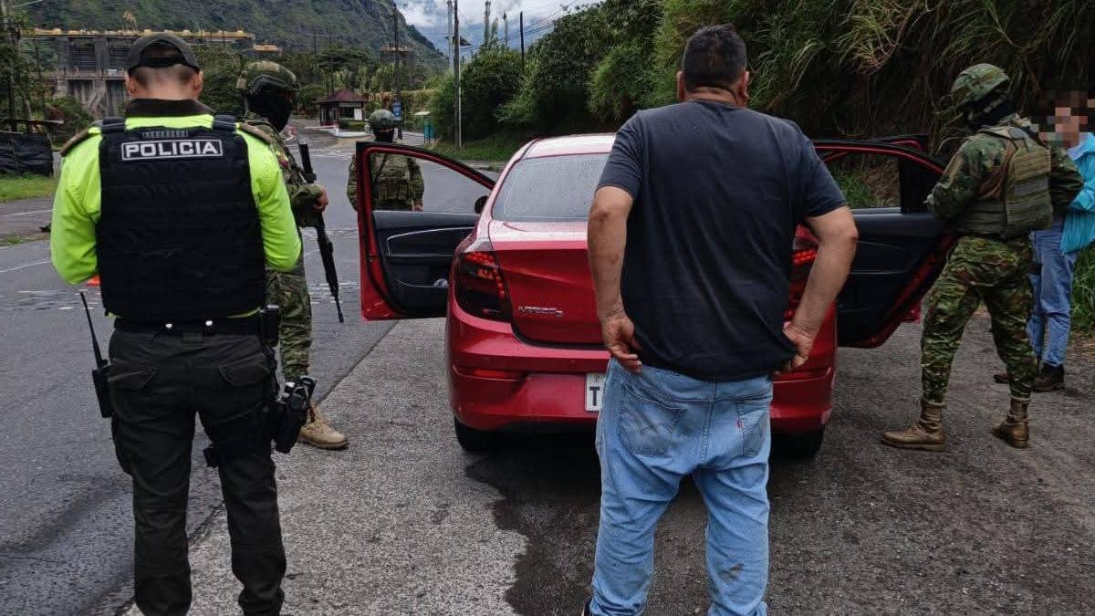 Policías y militares realizan un control rutinario en Tungurahua para prevenir la llegada de delincuentes desde provincias con toque de queda.