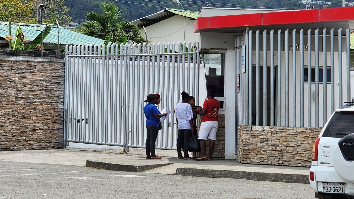Familiares esperan con dolor y resignación la entrega de los cuerpos afuera del Centro Forense de Esmeraldas, tras la jornada marcada por la violencia.