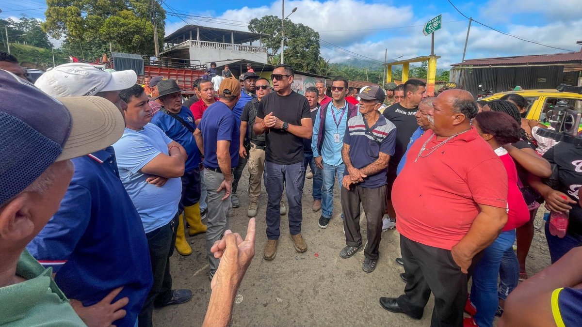 Habitantes de Cube dialogan con el gobernador Juan Jaramillo Paredes, quien escuchó los reclamos comunitarios por el derrame de crudo y la falta de atención estatal.