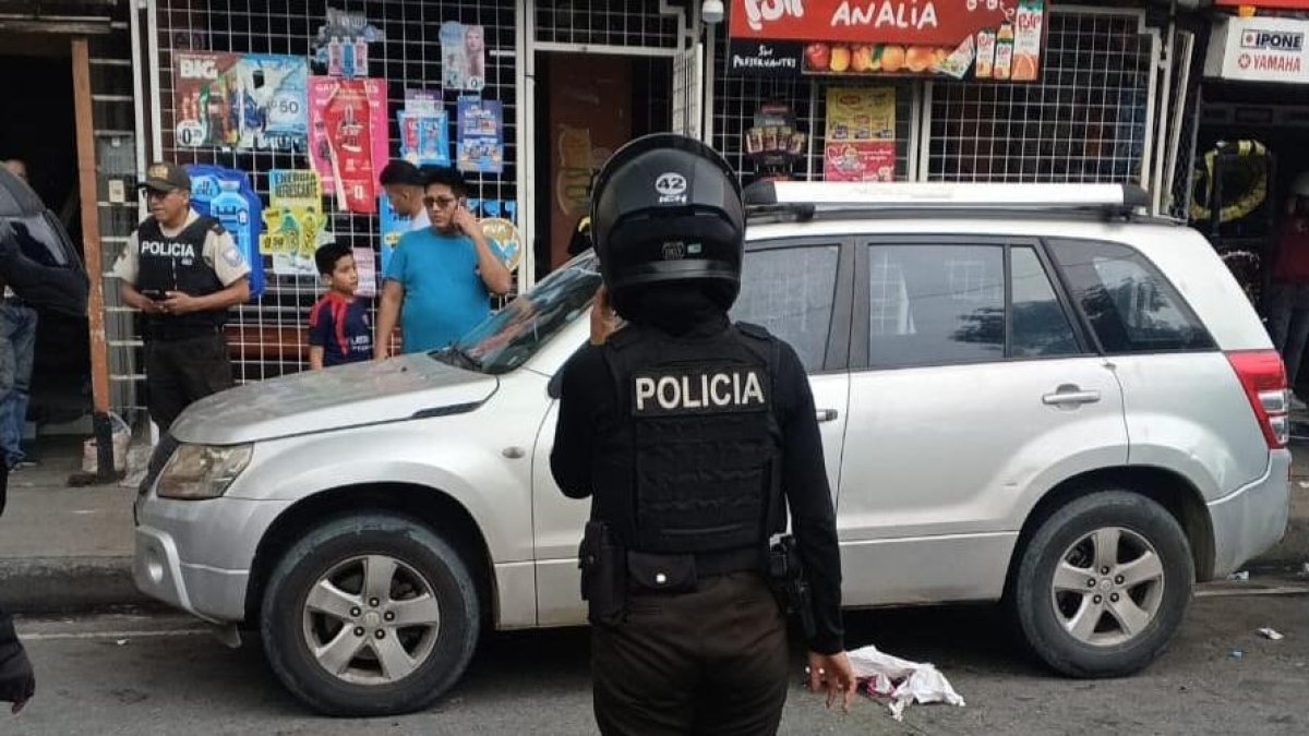 La Policía llegó al lugar de los hechos para recabar indicios e iniciar las investigaciones.