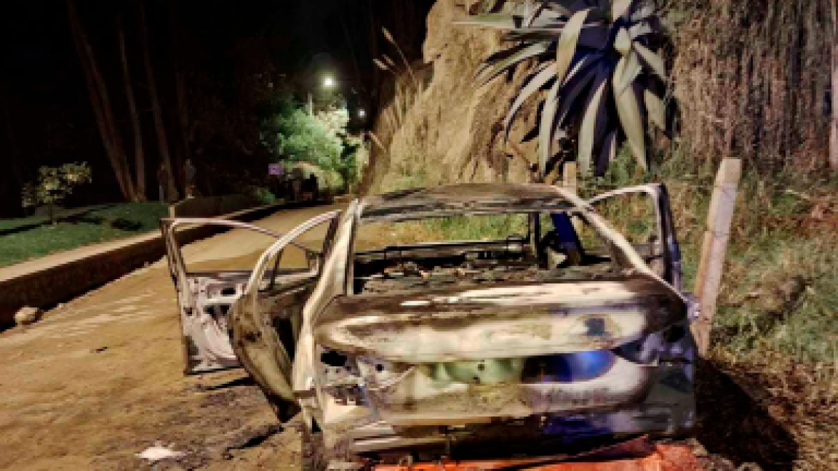 En las calles de la Bandera Nacional y del Escudo Nacional hallaron este carro incinerado.