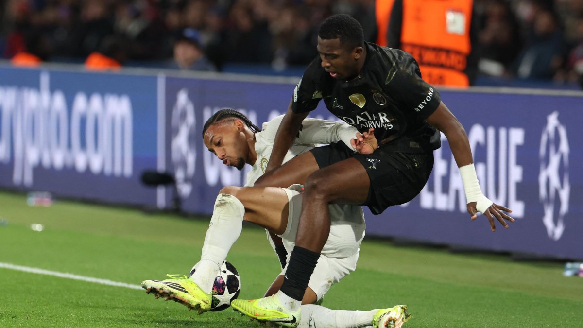 El ecuatoriano Willian Pacho, defensor del PSG, marca al brasileño Joao Pedro, delantero del Chelsea.