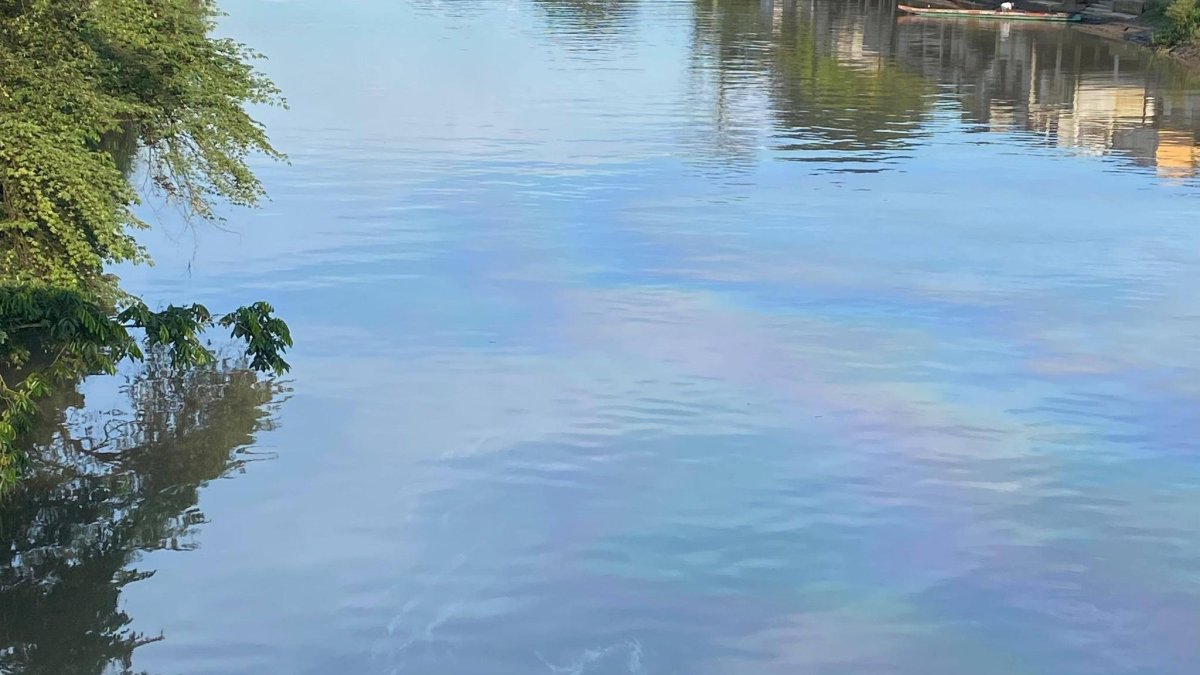 Mancha de hidrocarburos sobre el río Viche, en Quinindé, donde la comunidad denuncia un nuevo derrame que amenaza viviendas y ecosistemas ribereños.