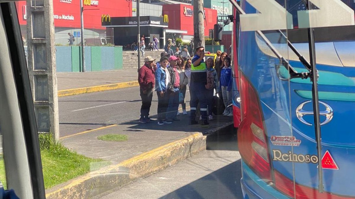 Los usuarios de algunas unidades tuvieron que descender por la emergencia.