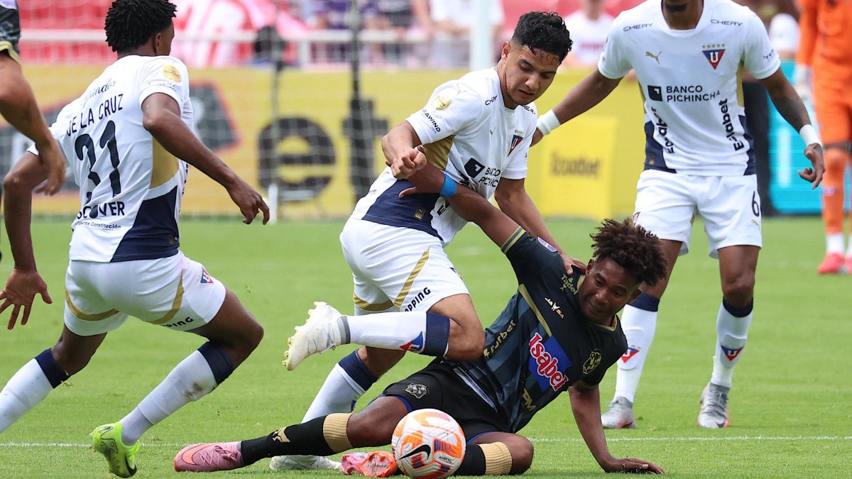Liga de Quito recibirá a Manta en el estadio Rodrigo Paz Delgado.