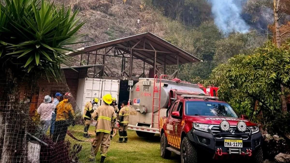 Los ‘casacas rojas’ trabajaron sin descanso durante siete días para controlar el incendio forestal en Lligua.
