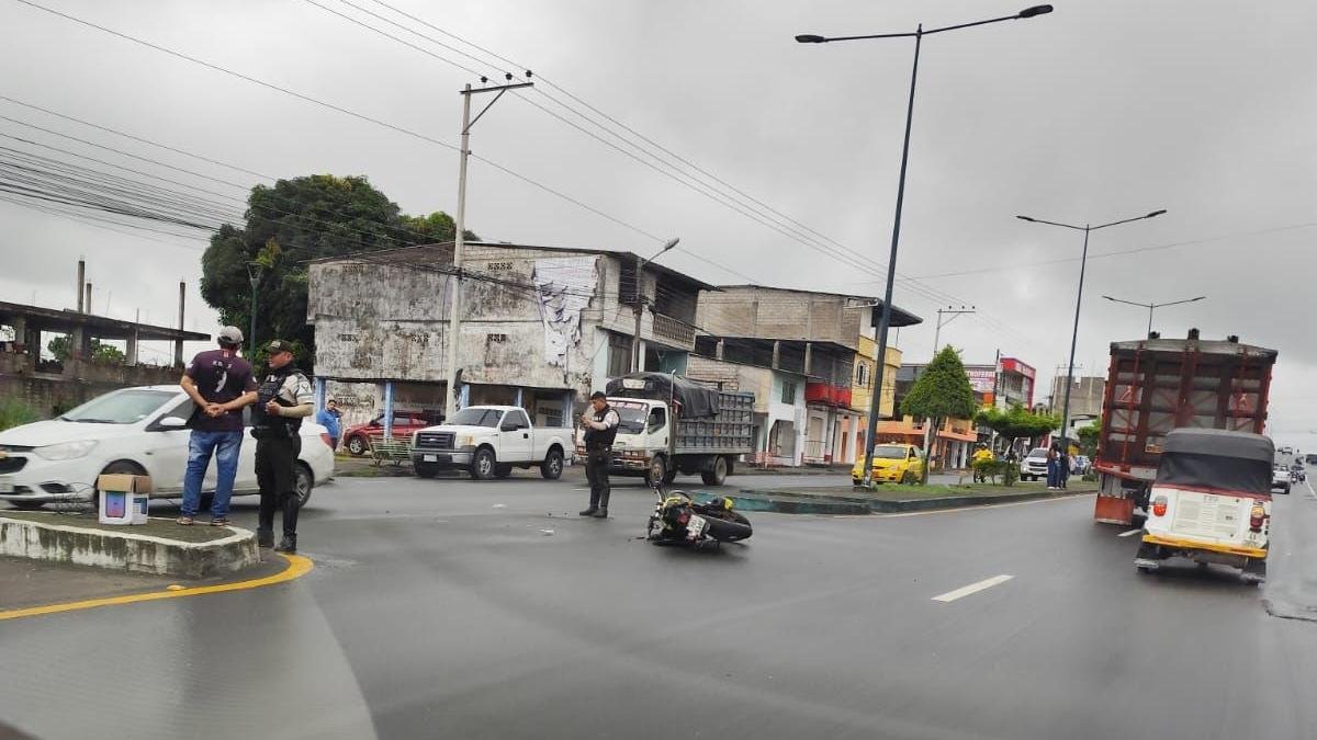 Moto lineal en la que se movilizaba la servidora policial quedó tendida en la calzada tras el impacto con una camioneta en la avenida Jorge Chiriboga, Quinindé.