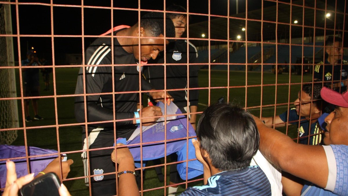 Miller Bolaños reaparece con Emelec tras polémica y recibe apoyo de la hinchada en Salinas