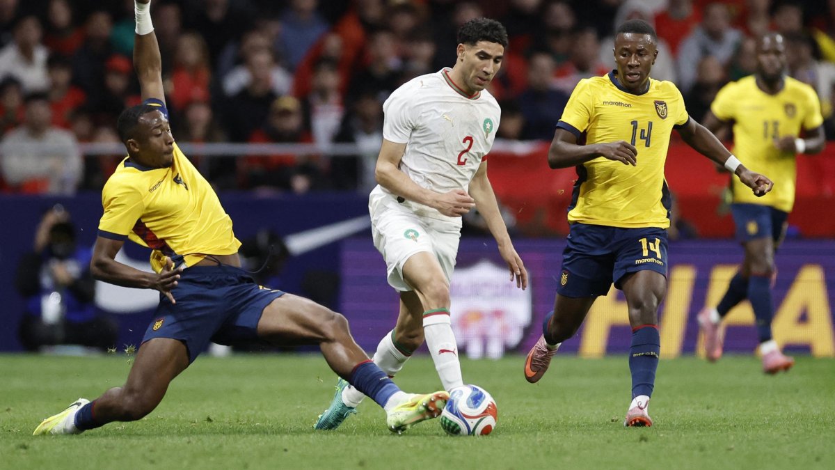 Willian Pacho (i) fue el capitán de Ecuador ante el amistoso Marruecos.