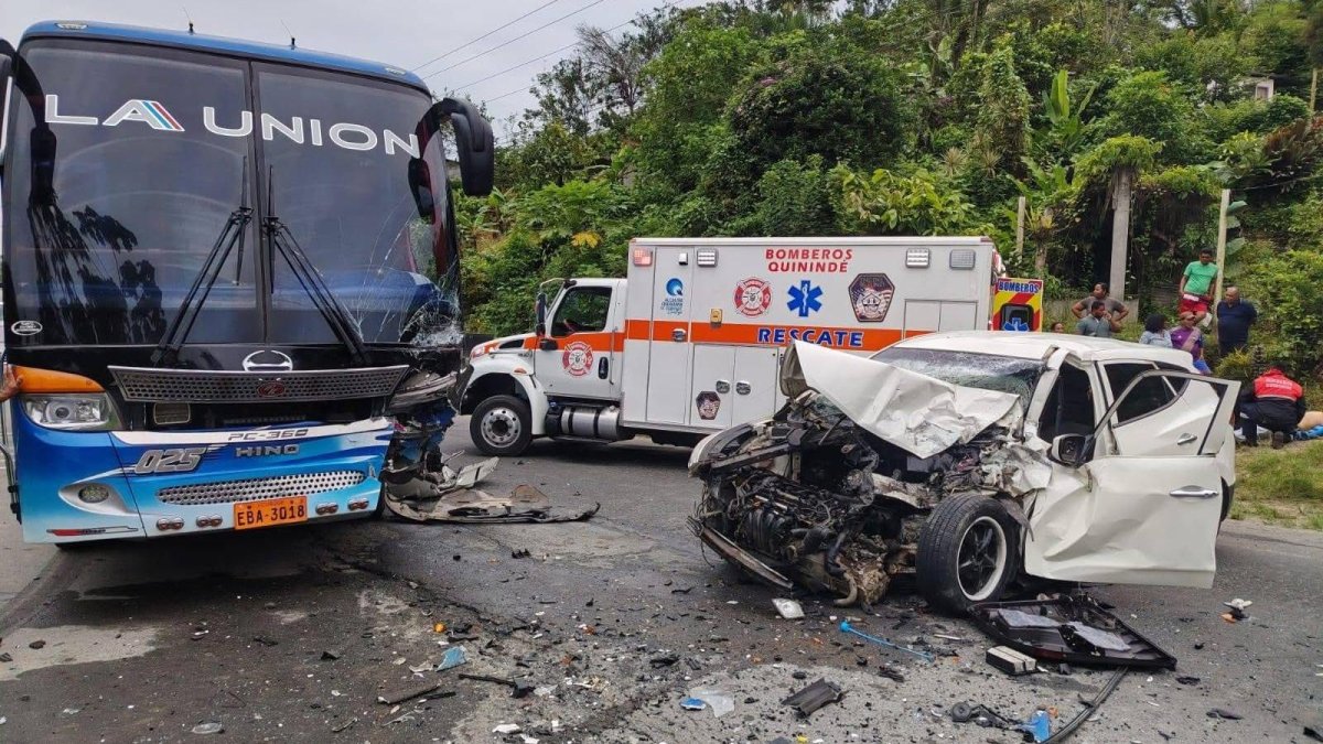 Bus de la cooperativa La Unión y un Jeep colisionaron en la vía E-20, sector El Vergel. Bomberos de Quinindé acudieron al rescate y trasladaron a los heridos al hospital.