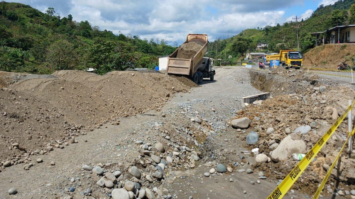 Trabajos de rehabilitación en uno de los tramos más dañados de la vía E‑20, a la altura del recinto El Vergel, jurisdicción del cantón Quinindé.