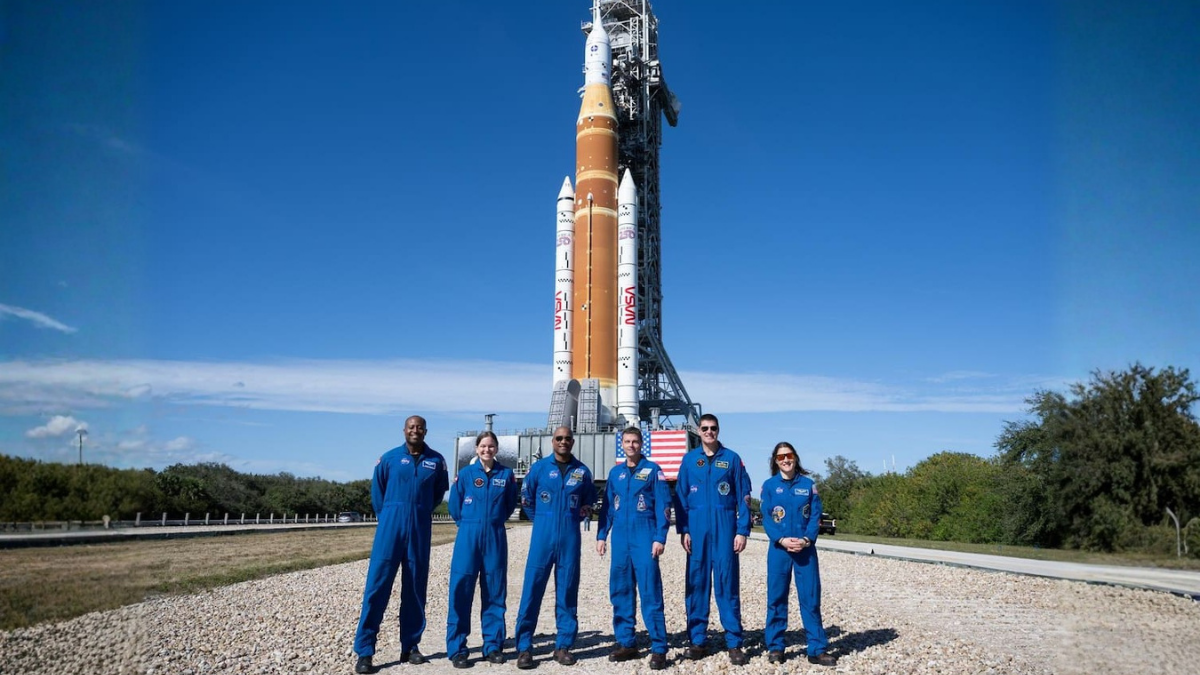 La nave Orion en plataforma de lanzamiento, lista para iniciar una nueva era de exploración espacial.